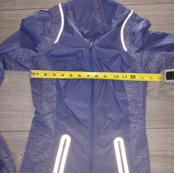 LULULEMON Another Mile running jacket with reflective - Picture 8 of 9